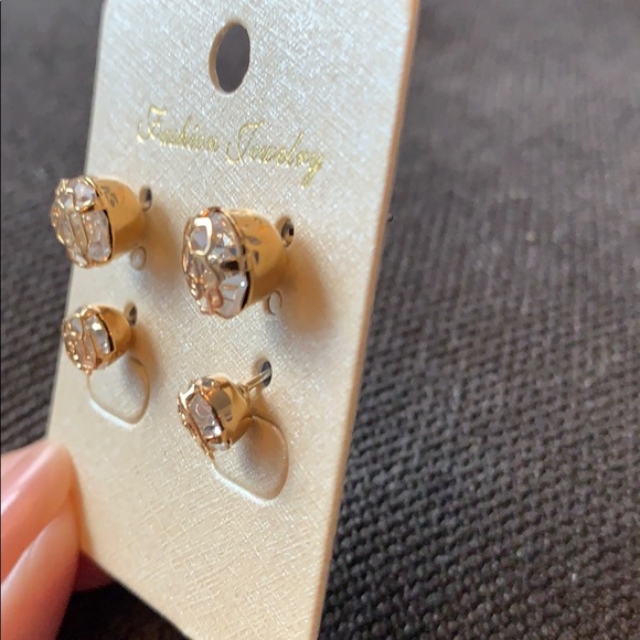 New 2 pairs of camellia gold crystal studs - Picture 2 of 3